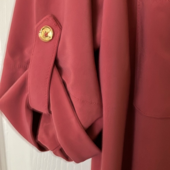 NWT Anne Klein women’s pretty top with 3 buttons and short sleeve - Picture 4 of 4